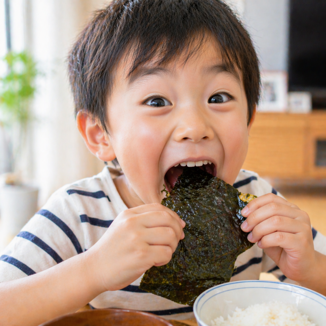 パリパリ海苔を楽しむ子供
